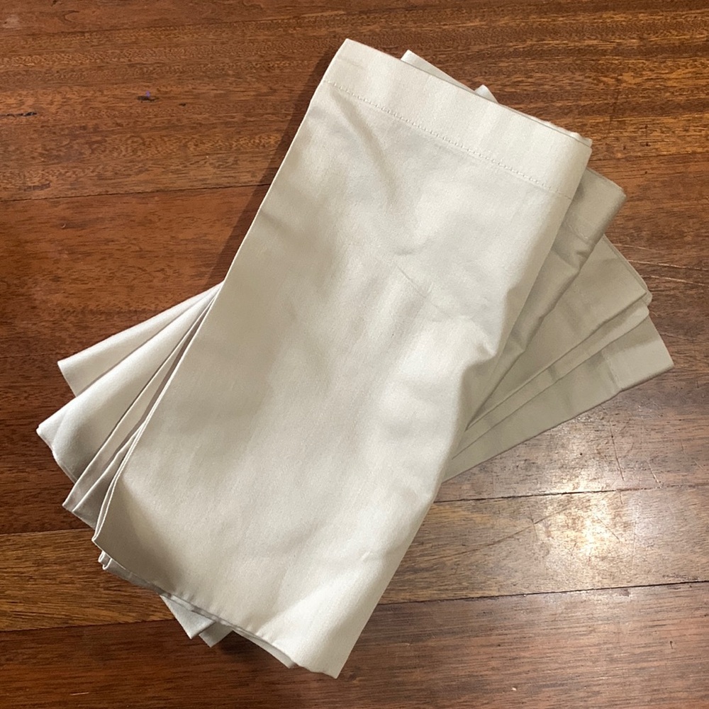 Crate & Barrel cloth napkins. Set of 4 in Dove. 20 x 20 inches